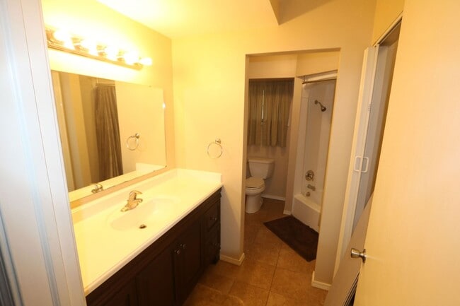 Building Photo - 2727 S Lakeshore Dr