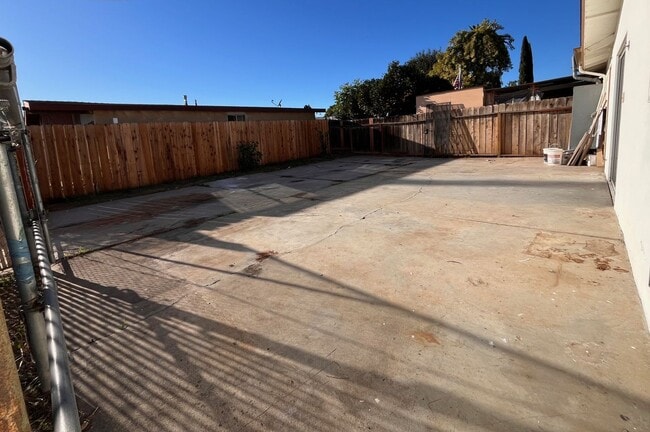 Building Photo - Fully Renovated Home with Large Extra Livingroom and Large Backyard