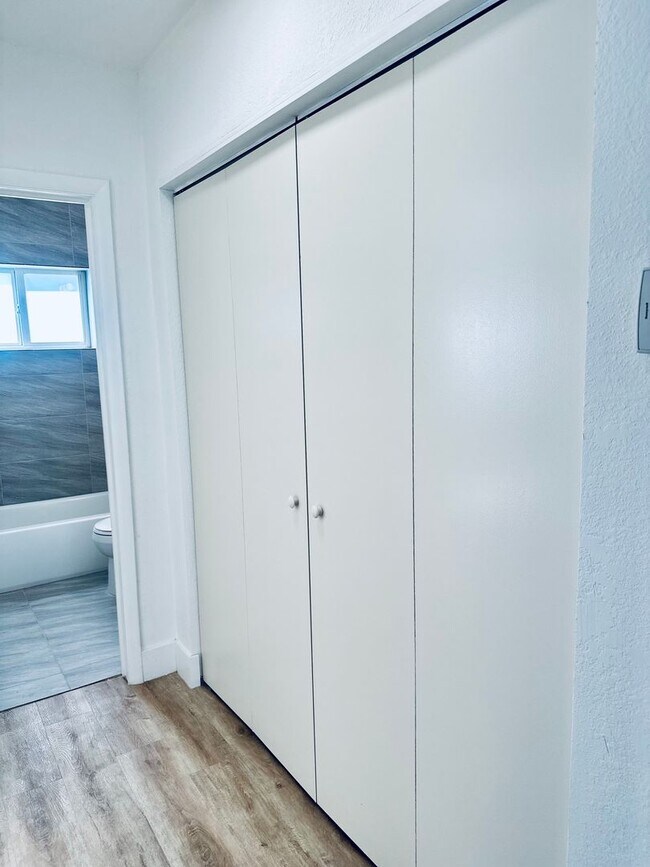 Building Photo - Newly remodeled apartment in the heart of ...