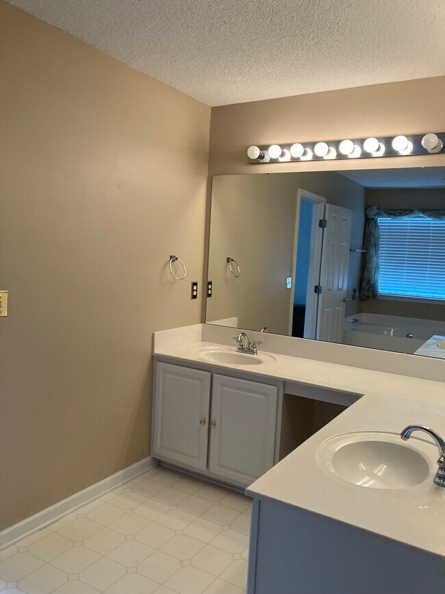 Building Photo - 1 E Okaloosa Way