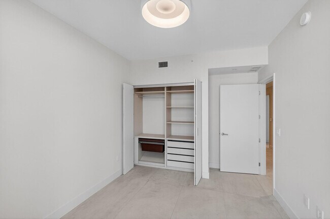 Building Photo - 700 NE 24th St