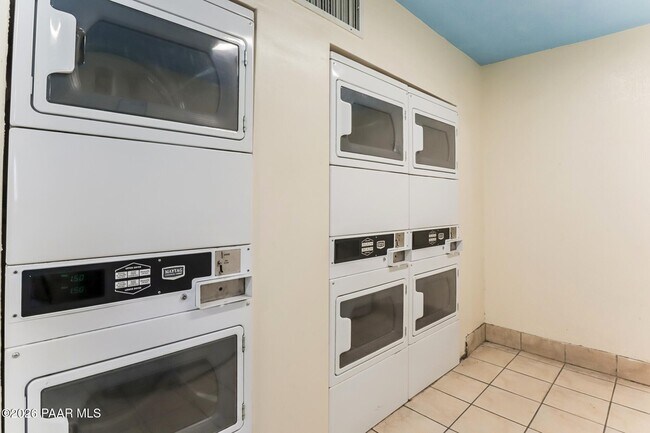 Building Photo - 455 W Kelso St