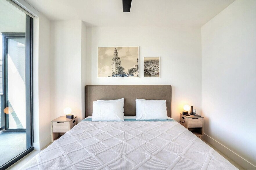 Building Photo - 601 NE 1st Ave