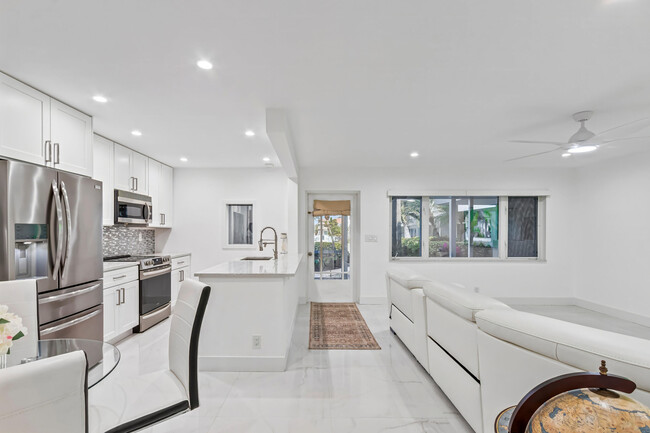 Building Photo - 1198 Hillsboro Mile
