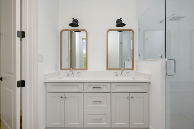 Building Photo - 114 Enchanted Way