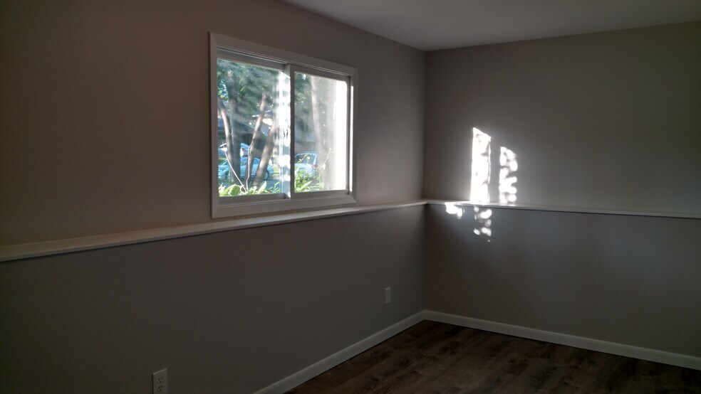 Building Photo - 1556 Hillview Rd