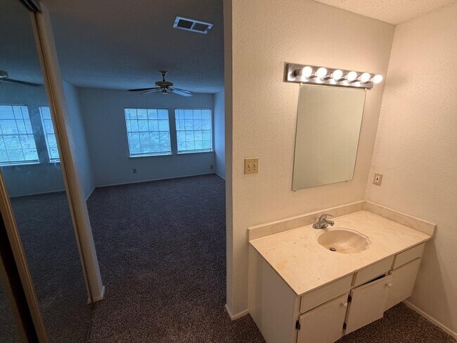 Building Photo - 11983 Bob White Dr