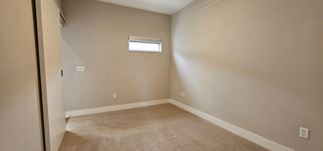 Building Photo - Contemporary Townhome East side of Downtow...