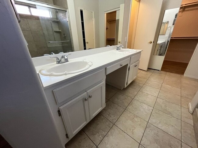 Building Photo - 2 BEDROOM PLUS DEN NEAR ARROWHEAD SHOPS