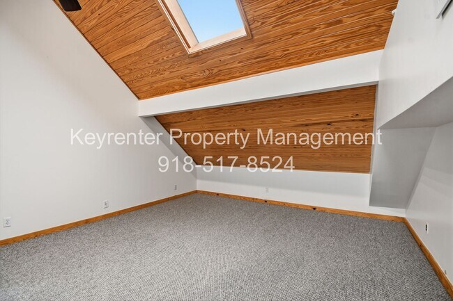 Building Photo - 2 Bed 2.5 Bath Right off Cherry Street!!