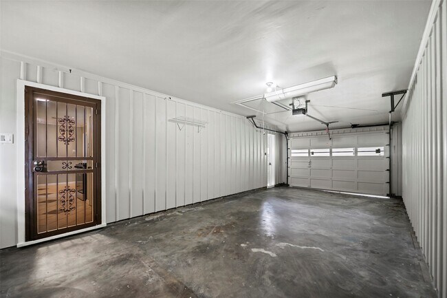 Building Photo - 617 Graceland St