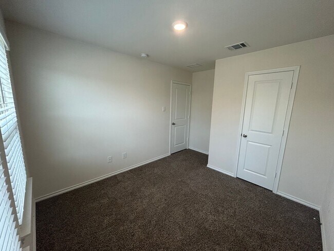 Building Photo - 3 Bedroom 2 Bath
