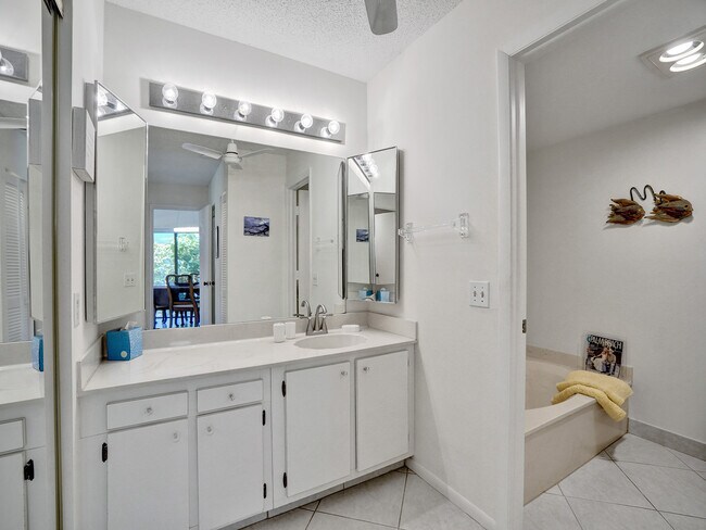 Main Bath - 8511 Casa Del Lago