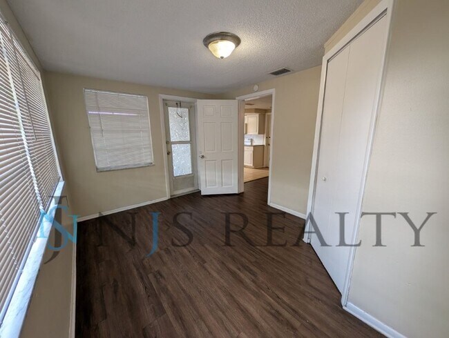 Building Photo - REDUCED!!!!  True 3 Bed~2 Bath~with garage. Over 1,000 sq ft, with updated kitchen & bathrooms, l...