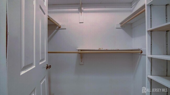 Building Photo - 18B Thomas Paine Dr