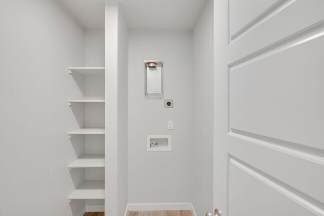 Building Photo - Beautiful 2 Bedroom Cottage Available!