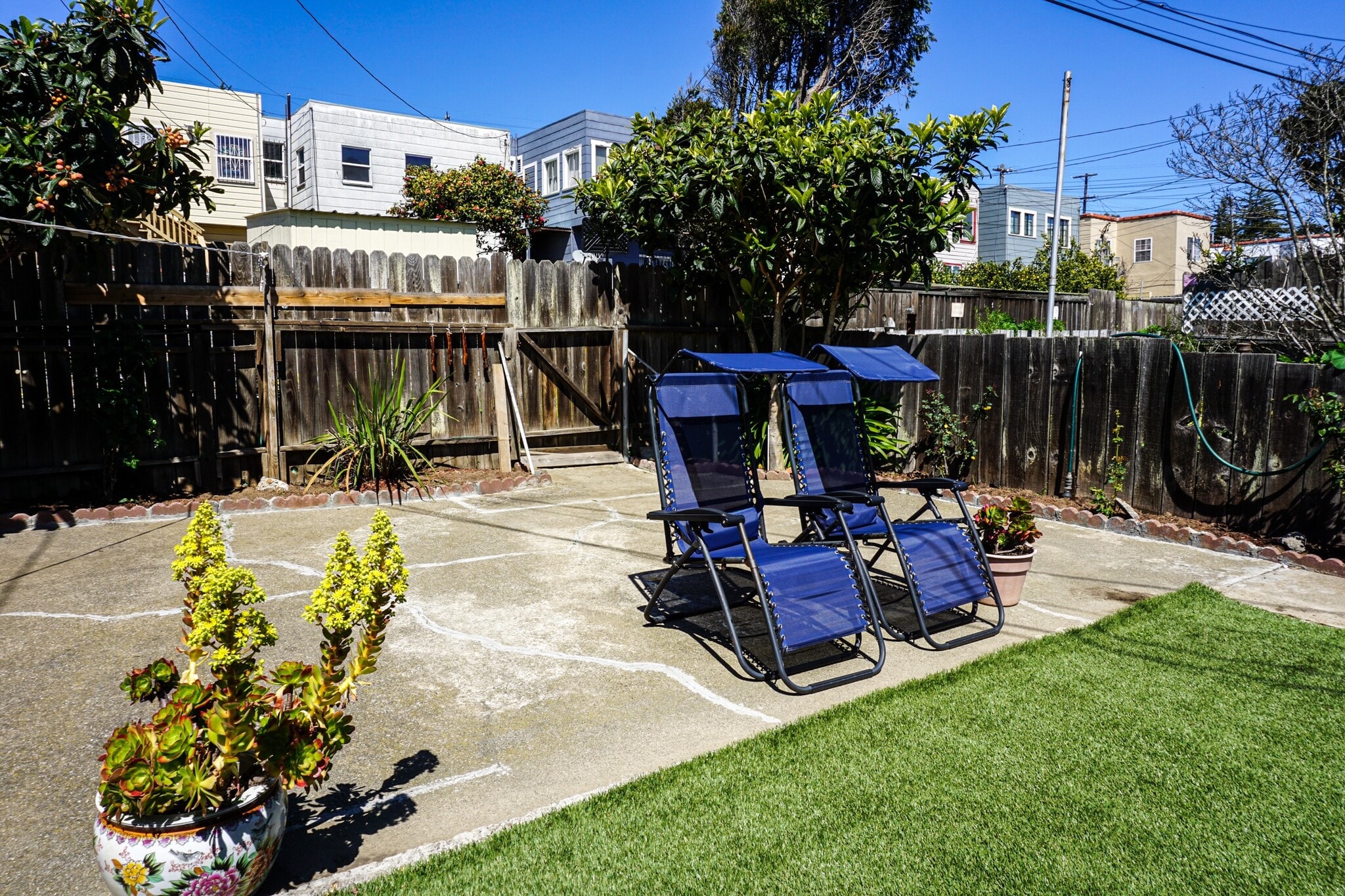Spacious and sunny backyard - 38 San Gabriel Ave