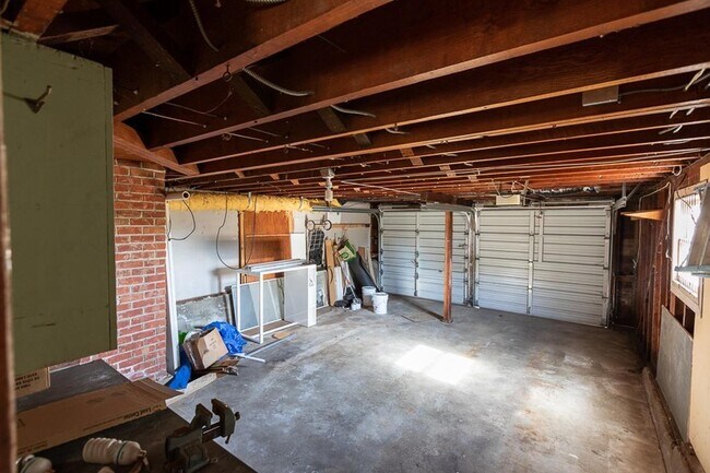 Building Photo - Elegant Kensington living with comfort, character, and scenic appeal