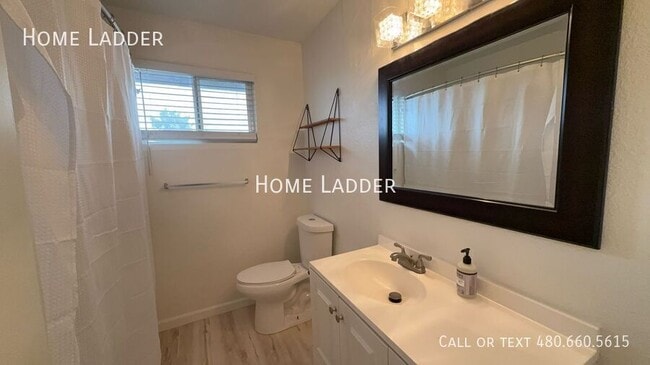 Building Photo - 842 N Las Palmas Dr