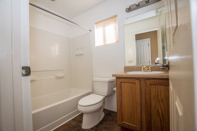 Building Photo - 3 Bedroom, 2 Bath Sante Fe, 2 Car Garage, ...