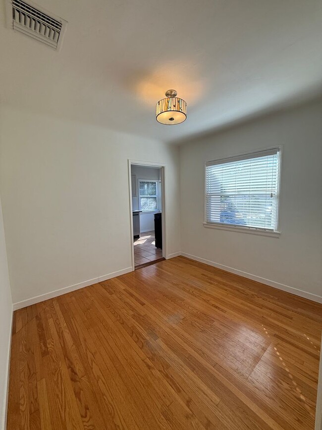 Building Photo - Amazing 3 Bedroom Montrose Home!