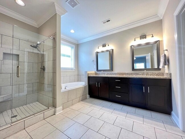 Building Photo - 9015 Seven Lakes Dr