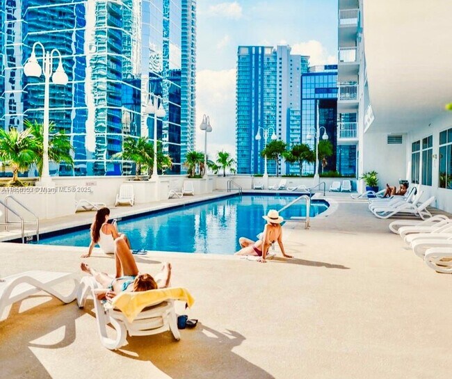 Building Photo - 1200 Brickell Bay Dr