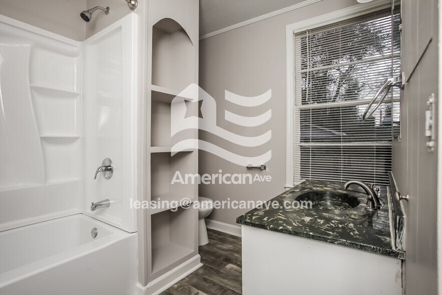 Building Photo - 409 Hampton St