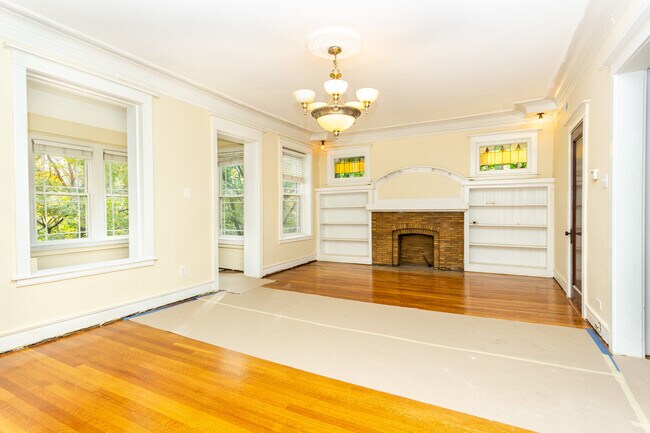 Primary Photo - 6322 N Lakewood Ave