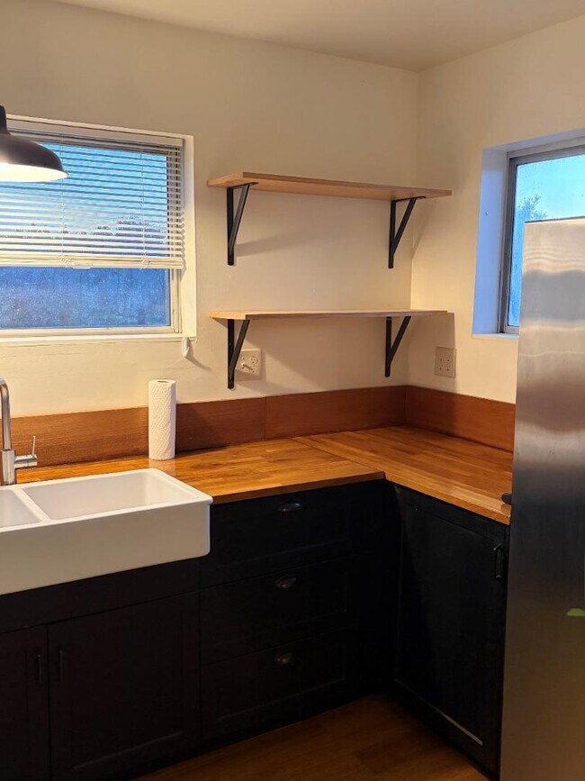 Building Photo - 11100 La Honda Rd