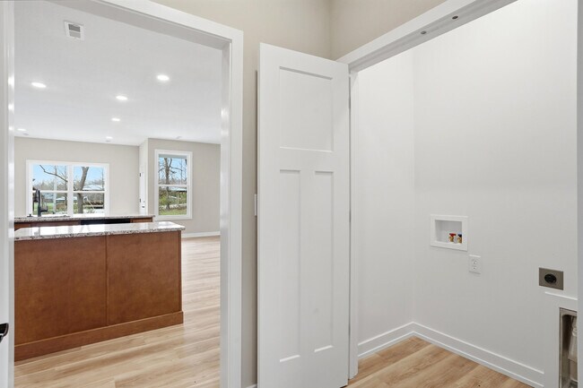 Building Photo - 1048 Stonehaven Dr