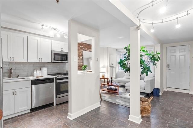 Building Photo - 98 Bright St