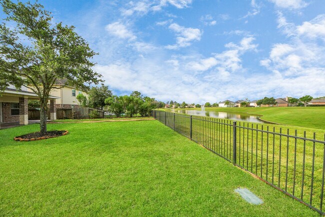 Building Photo - 14311 Lakepointe Bend Ln