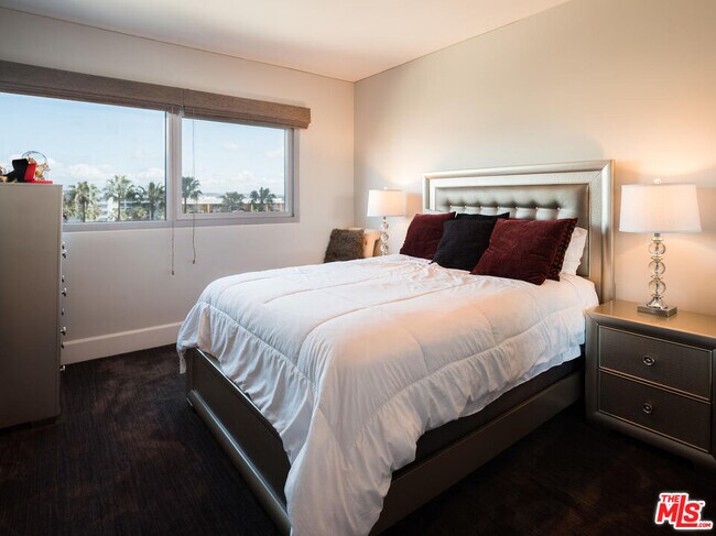 Building Photo - 13650 Marina Pointe Dr