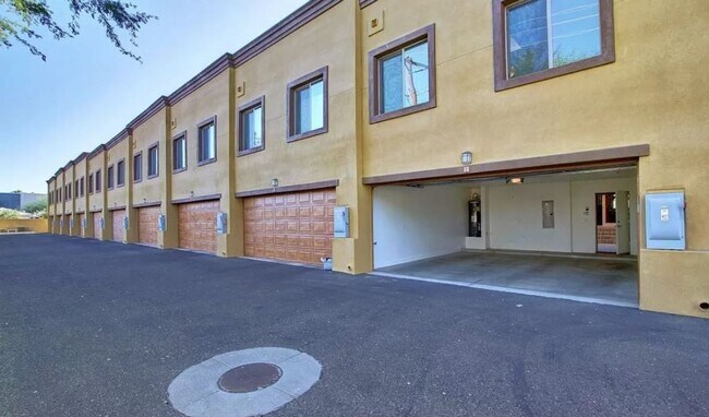 Building Photo - 3 Bed | 3.5 Bath - Biltmore Luxury Townhom...