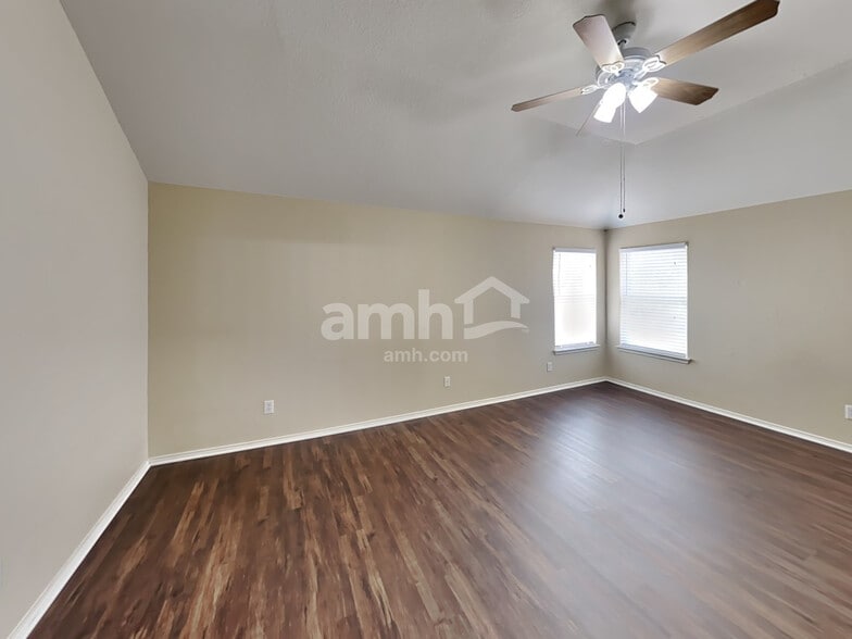 Building Photo - 511 Point Vly