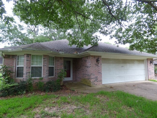Building Photo - 636 St James Pl