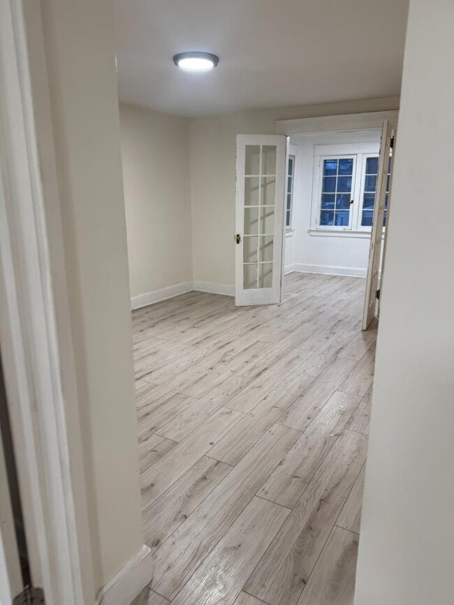 Building Photo - 305 Grand Ave