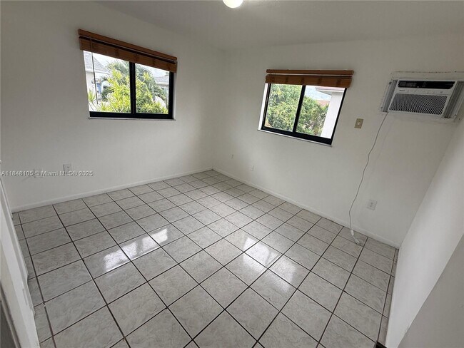 Building Photo - 1720 W 42nd St