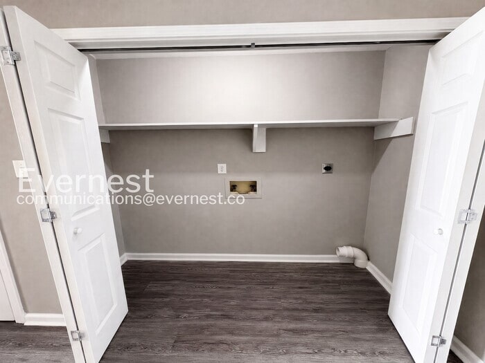 Building Photo - 1800 Labette Manor Dr