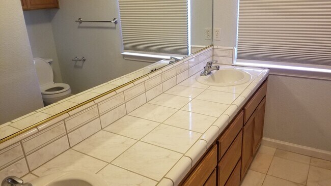 Building Photo - Beautiful 4 bedroom/2.5 bath South Davis Home!