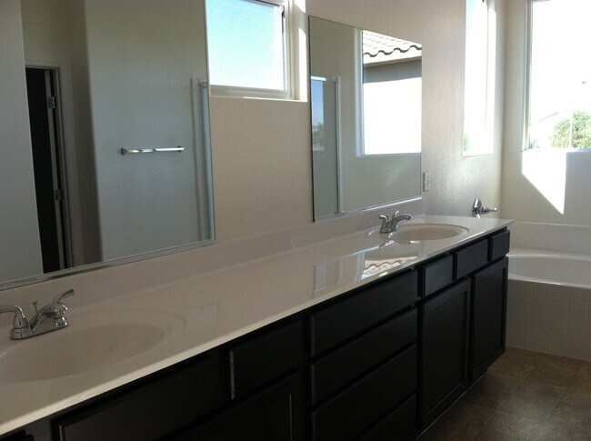 Building Photo - 2741 Sunrise Bluff Dr