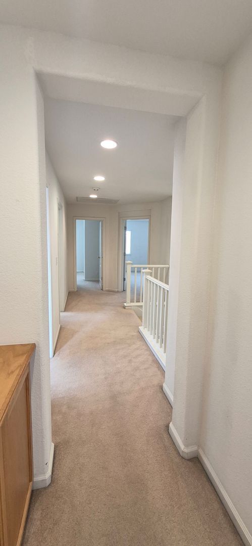 Building Photo - 2080 Mariposa Dr