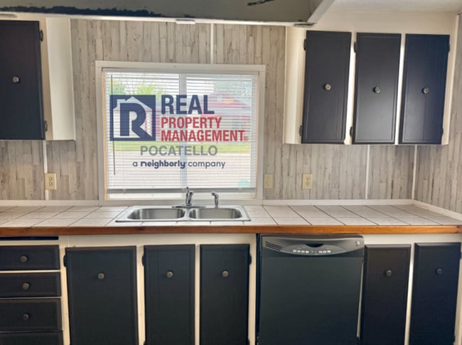 Building Photo - 3 bedroom 1 bath Mobile Home