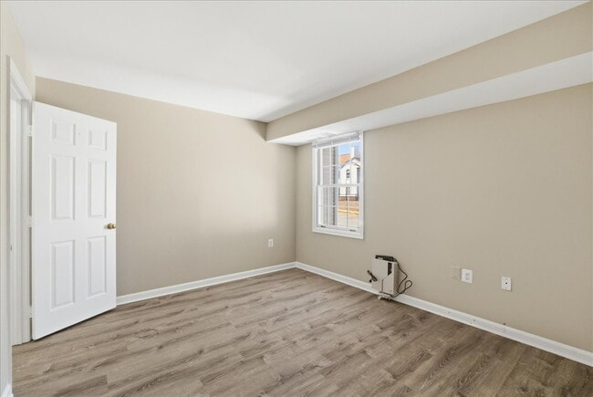 Building Photo - "Charming 2-Bed Oasis: Cozy 780 Sq Ft Retreat in Sterling, VA!"