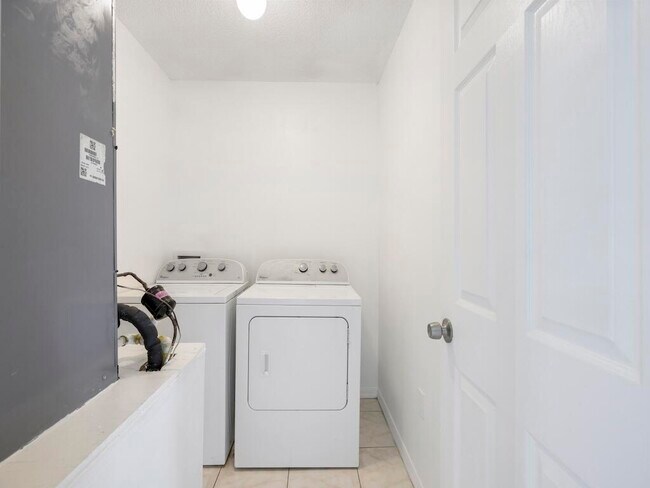 Building Photo - 981 SW McElroy Ave