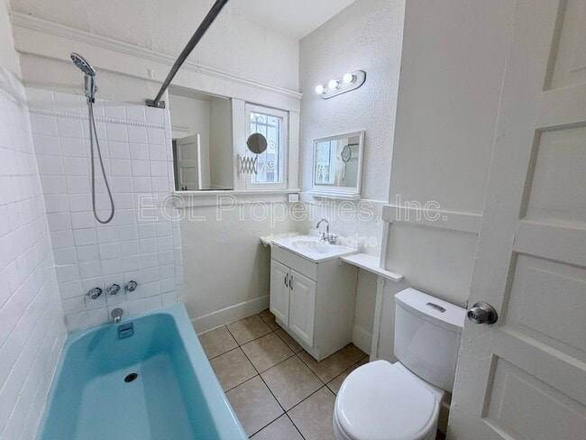 Building Photo - 860 W 56th St