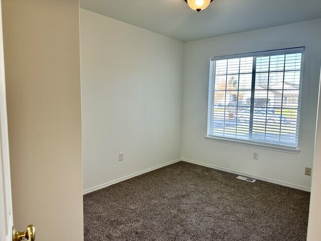 Building Photo - 10113 W Barberry Ave