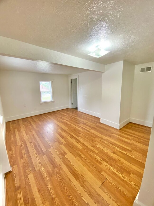Primary Photo - Four bed/1 Bath House Close to Down Town D...