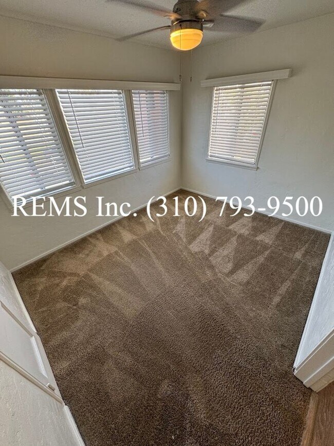 Building Photo - Refurbished Upstairs Apartment w/ Parking